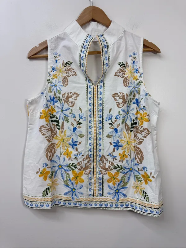 Crown & Ivy Women's Sleeveless Swing Split Neck Printed Top size M - Image 3