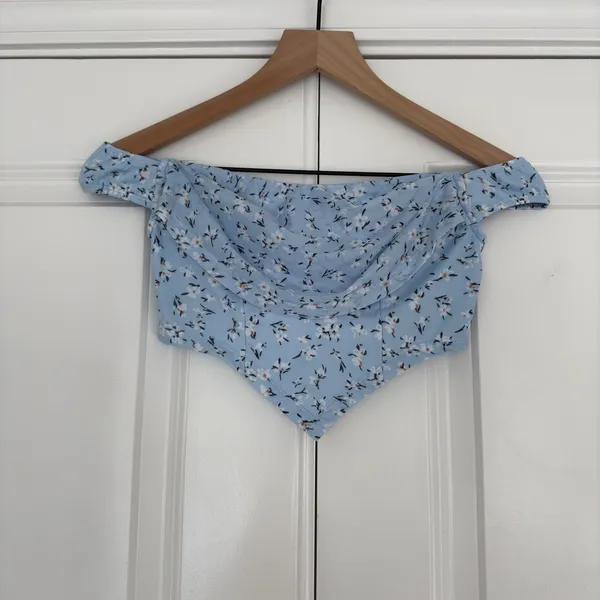 Princess Polly Jackson Blue Floral NWT 4 Off the Shoulder crop top Handkerchief - Image 2