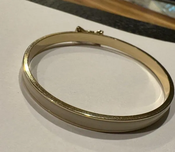 Kate Spade Signed Bangle Bracelet Bow Tie Creamy White / Gold Tone - 7 3/4 Inch - Image 3