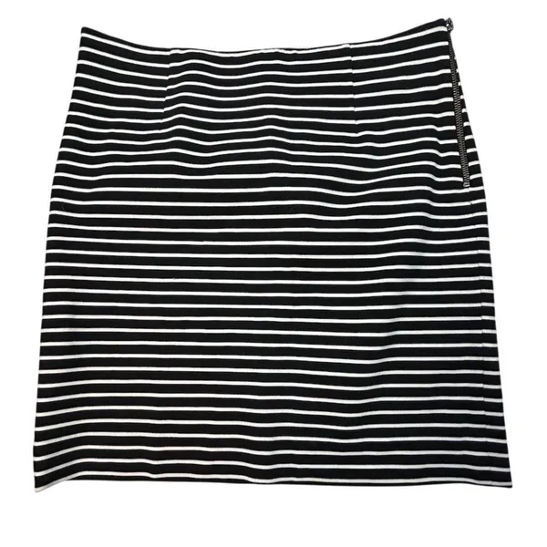 Banana Republic Women's Black‎ & White Striped Pencil Skirt Size 6 - Image 2