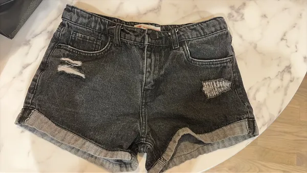 Levi’s girlfriend shorty shorts 14 reg black - Image 3