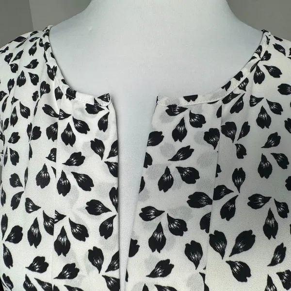 Ann Taylor Top Sz S White Black Print Split Neck Pleated Sleeveless Lightweight - Image 4