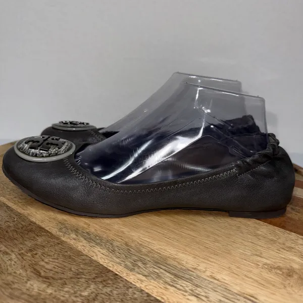 Tory Burch Grey Leather Scrunch Ballet Flats Size 8.5 Medallion Logo - Image 4
