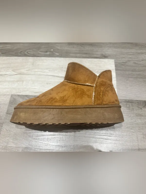 Pink Lily platform Ugg style short bootie size 7.5 - Image 3