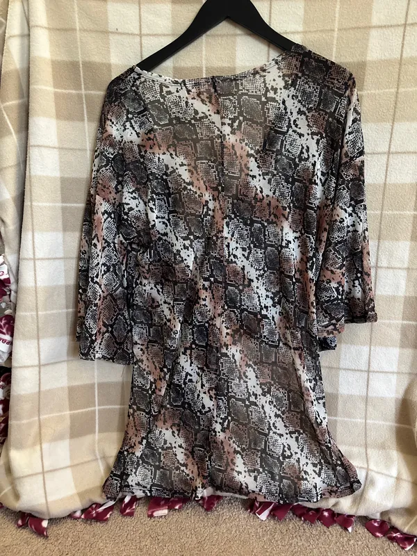Willow root snake skin print Tie-Front 3/4 Sleeve Blouse size m - Image 2