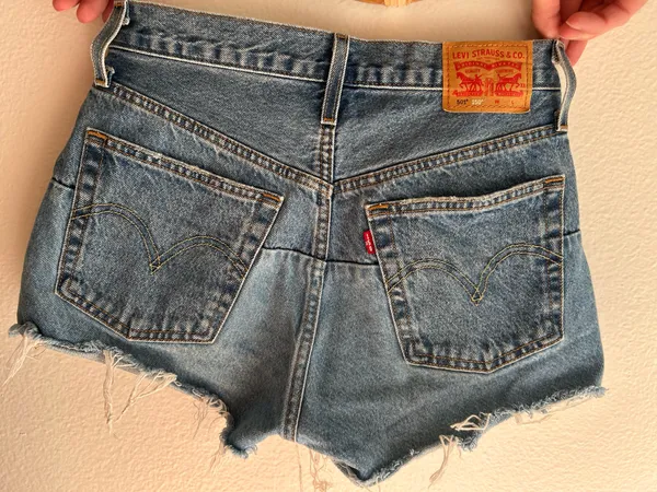 Two-Tone Levi’s Denim Shorts High-Rise - Image 4