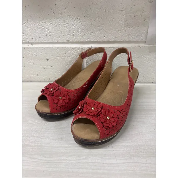 NIB Patrizia 5.5-6 DeeDee Red Faux Leather 3D Floral Slingback Heeled Sandals - Image 2
