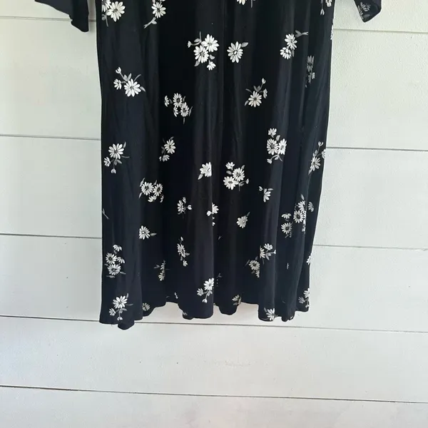 Old Navy Women’s Medium Black Floral Dress - Image 5