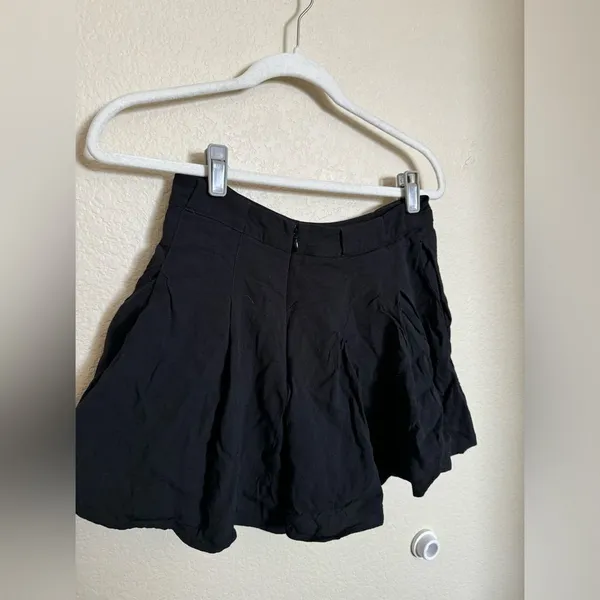 Aritzia Sunday Best Pleated Shorts Sz 6‎ in Black Flowy Skort - Image 4