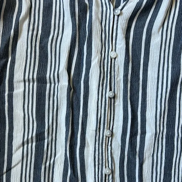 Liz Claiborne Flutter Sleeve White and Blue Blouse - Image 4