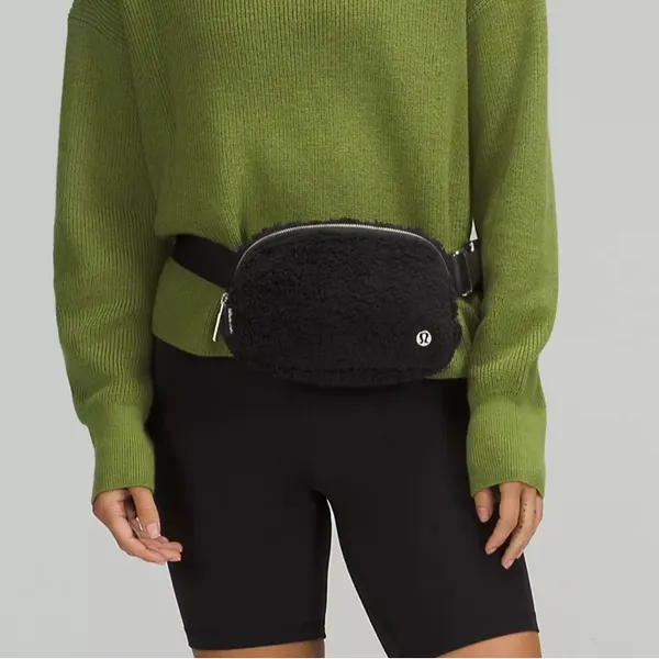 NWT Lululemon Everywhere Fleeced Belt Bag Black - Image 5