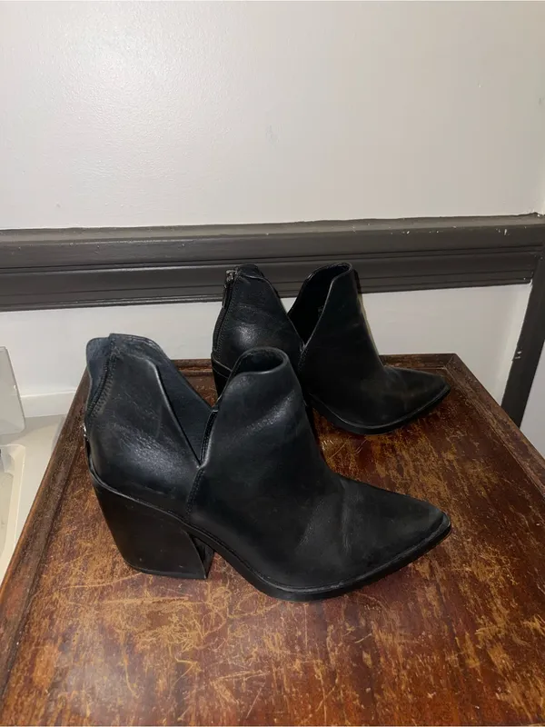 Vince Camuto Black Pointed Toe Leather Ankle Boots - Size 8M - Image 2