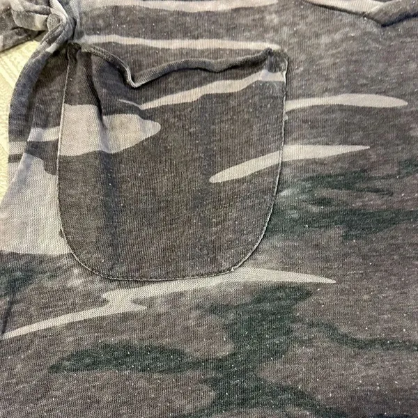 Z Supply Camo Pocket Tee in Gray Camouflage Burnout Triblend Size Small - Image 3