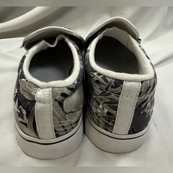Nike Women's Slip-On Sneakers in Black, White and Gray Tropical Print - Image 9