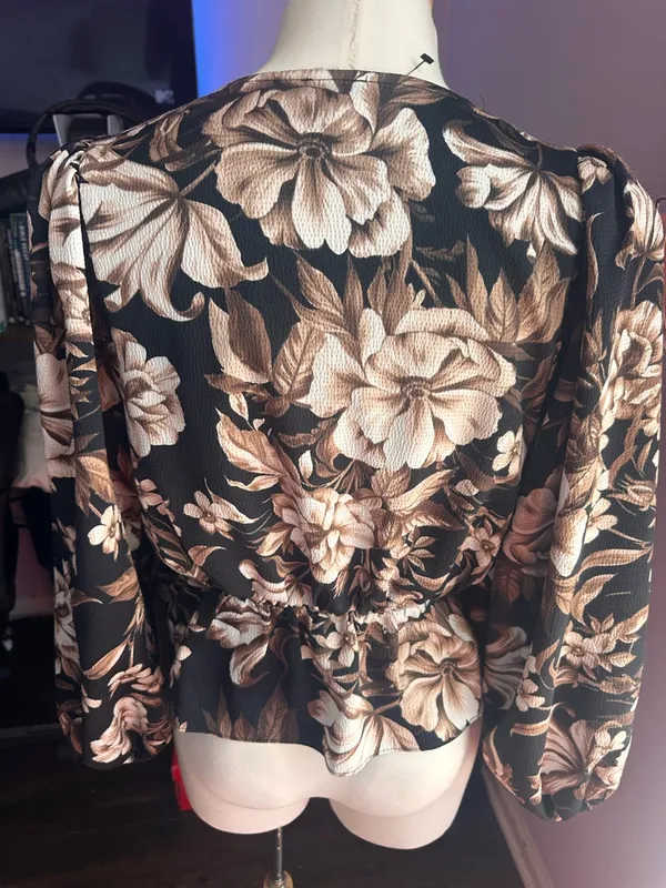 Express Black & Cream Floral V-Neck Puff-Sleeve Blouse - Image 2