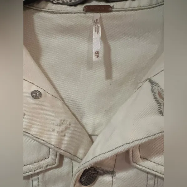 Free‎ People Knit Sleeve & Knit Hood Distressed White Denim Jean Jacket Size XS - Image 8