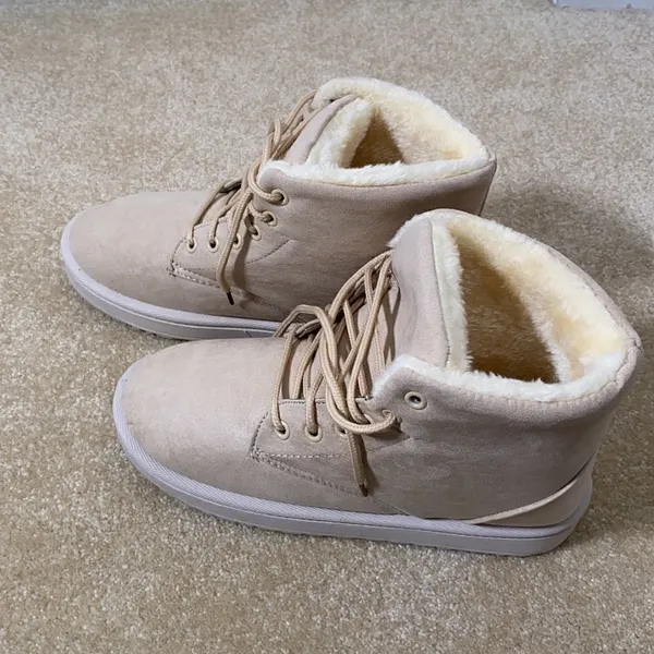 Women’s (or Men’s) Soft Faux Fur Lined Lace Up Boots Tan Size 39 EU NEW - Image 4