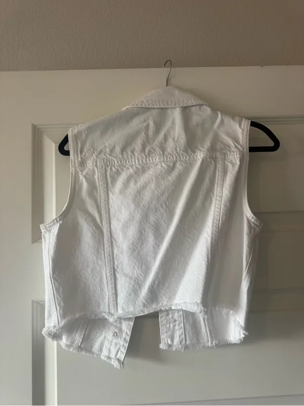 Abercrombie & Fitch White Cropped Sleeveless Denim Vest - Image 4