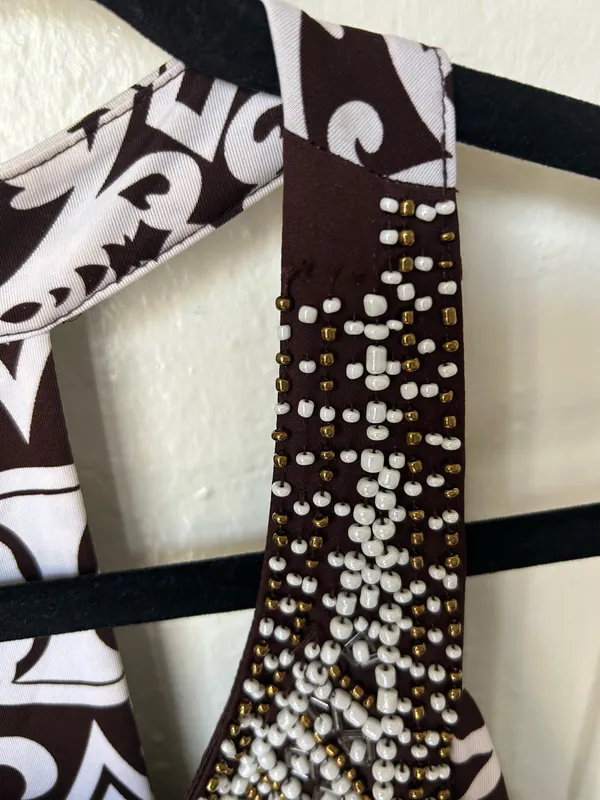 FashionY2K #Retro #chic style INC International Concepts Beaded Halter #Geometric #Damask Dress - Size M Design: Beautiful geometric/damask print in dark brown and white tones. Neckline: Spectacular halter neck, completely decorated by hand with fine rhinestones, white / gold beads and crystal applications that shine beautifully. Material: Soft and elastic fabric of excellent quality (92% Polyester, 8% Spandex) that fits the body very well without losing comfort. Garment condition: Used in excellent physical condition, without labels. Transparency note: It has a minimal detail on one side of the strap where a few pearls were unstitwned (see last detail photo), however, it is practically imperceptible when used and does not affect the general aesthetics or structure of the dress at all. The rest of the central rhinestones are intact. Ready for immediate shipment! Give this beautiful piece a second life. Combine - Image 6