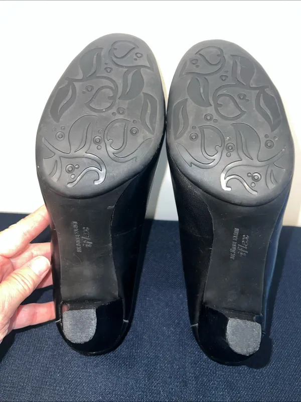 Anne Klein Black Leather Loafers with Silver Chain Accent 9 1/2M - Image 6
