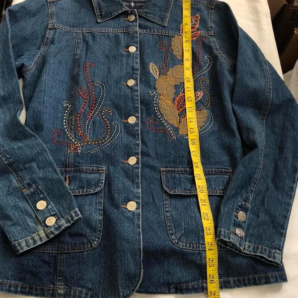 Unique 2000s Y2K Navy blue Embroidered jean denim fitted jacket floral leaf design #boho #hippie #indie #western Excellent condition, measurements in pics 100% cotton - Image 8