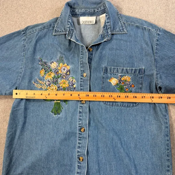 Casey & Max Short Sleeve Denim Shirt Women's Small Blue Floral Embroidered - Image 7
