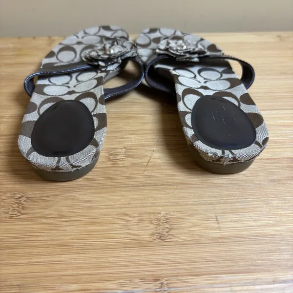 Women's Signature Coach‎ Slip On Sandals 7B Brown Patent Leather Strap- Flower - Image 5