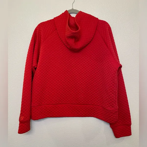 New Balance Women's Quilted Red Heat Cropped Hoodie Sweater Size‎ L - Image 4