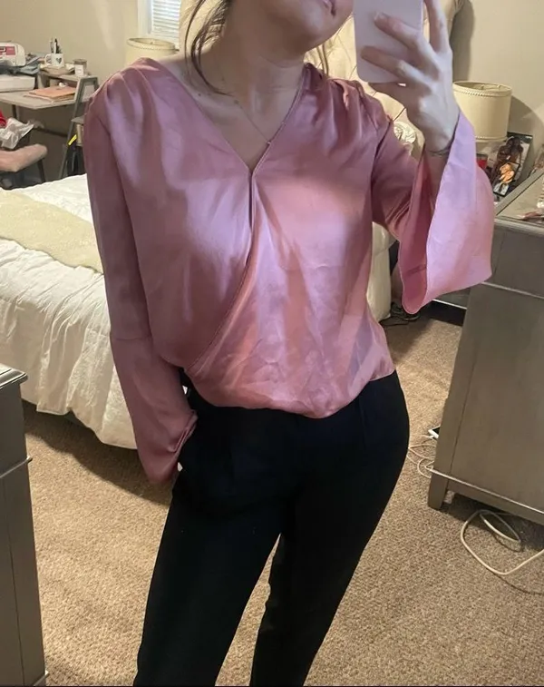 White House Black Market pink satin long sleeve blouse! - Image 6