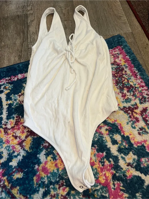 Abercrombie Women’s White Ribbed Tie-Front Bodysuit - Image 4
