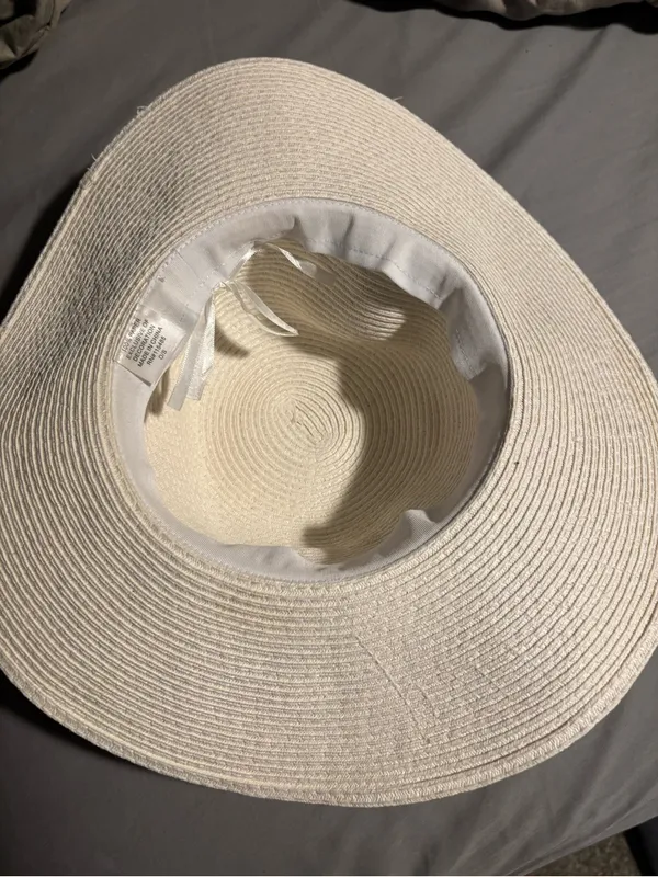 Stylish White 'Just Married' Sun Hat with Gold Script - Image 2