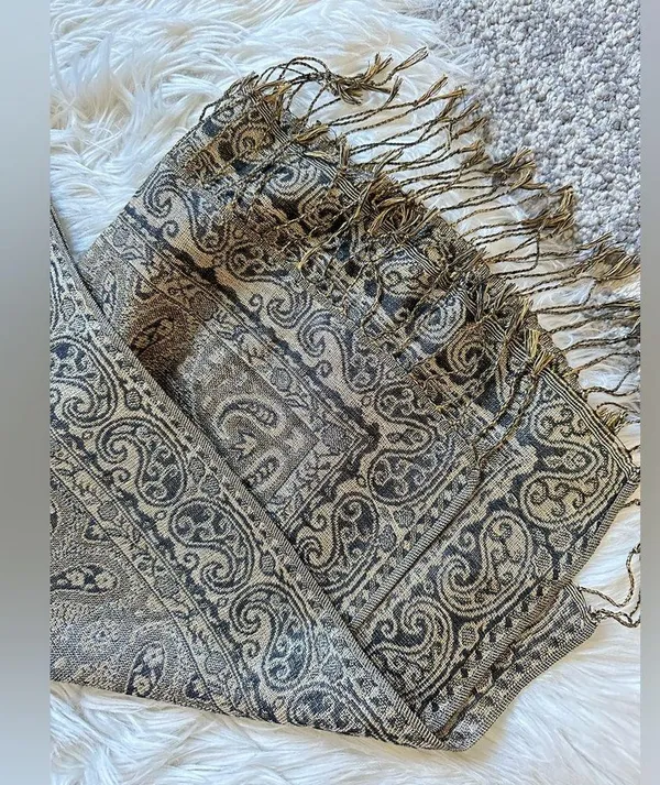 Soft patterned fringe scarf - Image 4