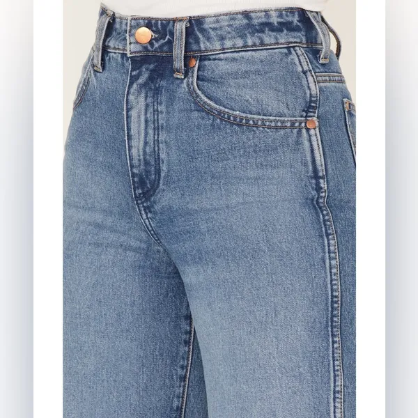 Wrangler Women’s High Rise Relaxed Mom Jeans. Medium Wash. Size 27. - Image 2