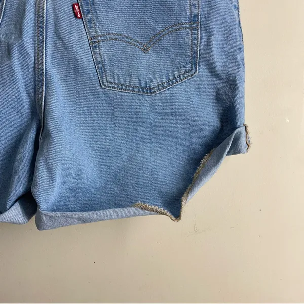 Levi’s 80s Mom Shorts High Rise Cuffed Denim Light Wash Size 32 - Image 10