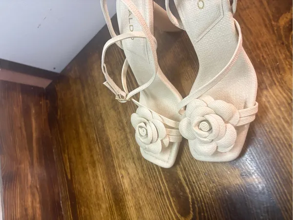 Aldo tan floral strappy chunky heels size 5.5 - Image 3