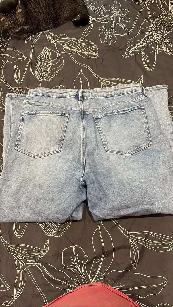 Old Navy light wash mom jeans - Image 3