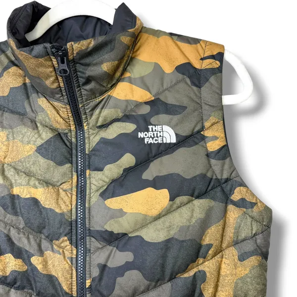 The North Face NWOT Tamburello 2 Burnt Olive Green Waxed Camo Print Puffer Vest - Image 6