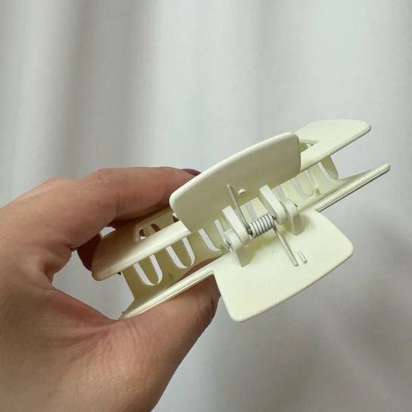 Matte Cream White Large Plastic Claw Hair Clip - Image 3