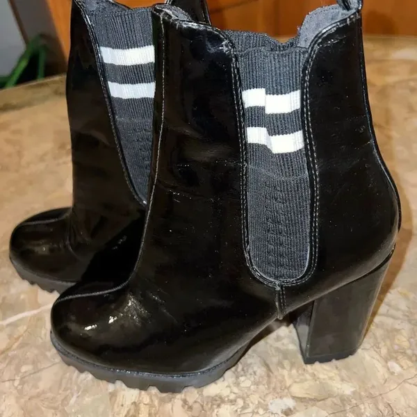 NWOT Forever 21 patent leather vinyl heeled boots booties size 7 - Image 3