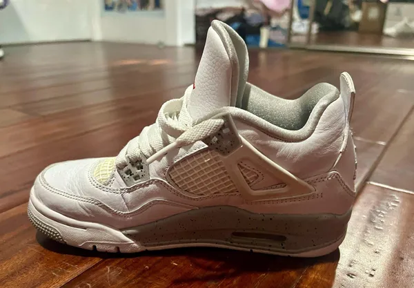 Air Jordan 4s - Image 4