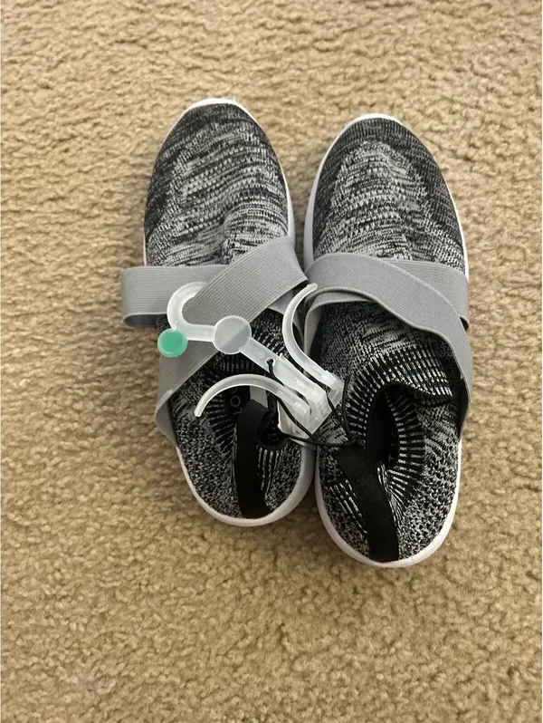 C431 Shoes woman sneakers gray size 7/8 west loop - Image 3