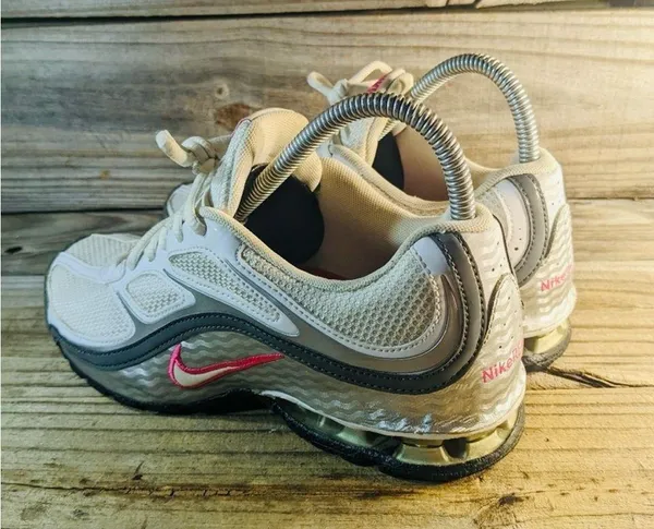 Nike Reak women run,size 7.5 , white silver - Image 11