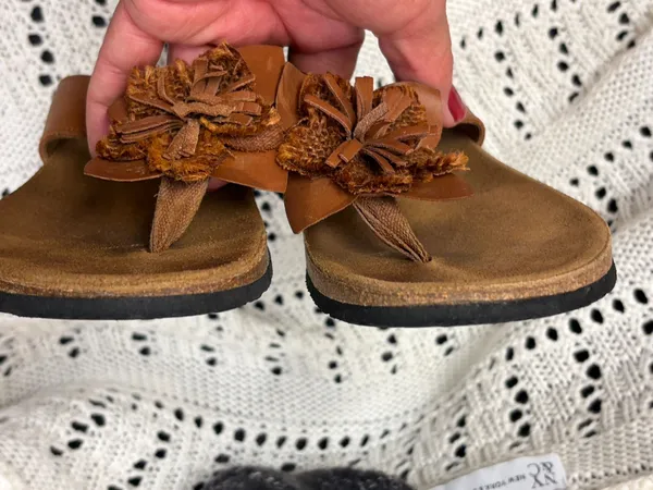 Vionic sandals in beige - Image 9