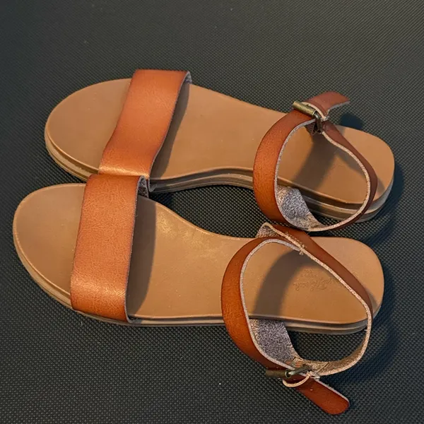 Universal Thread Size 7 Brown Two-Strap Slide Sandal - Image 3
