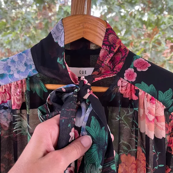 Cue Women's Black Colorful Floral Georgette Tie Neck Blouse Size 14 - Image 6