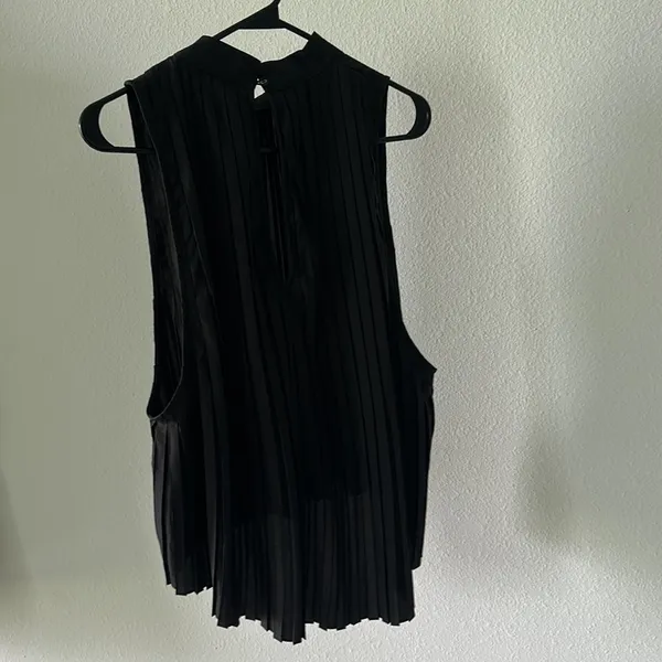 Nasty Gal Mock Neck Pleated Sleeveless Blouse Size M - Image 3