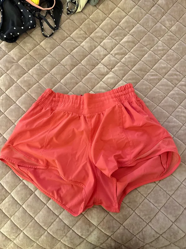 Lululemon Shorts Hotty Hot 2.5" Sonic Pink - Image 3