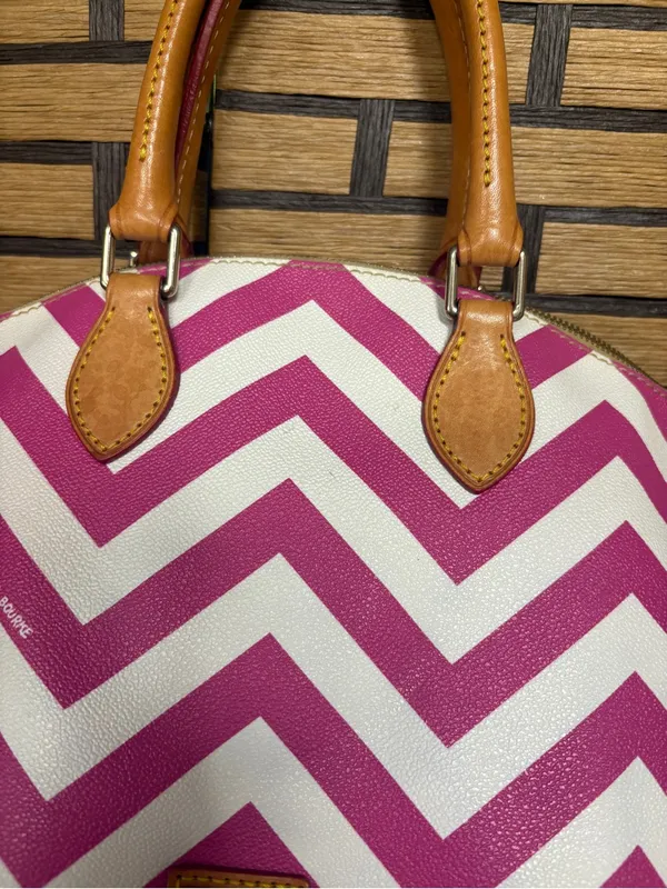 Dooney & Bourke pink and white Chevron satchel - Image 4