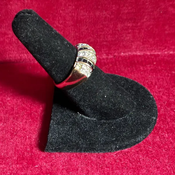 Elegant gold toned and Black Women's Ring size 7.5 - Image 2