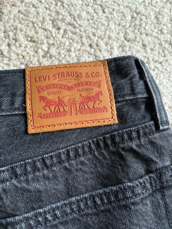 Levis Black/Grey Denim Mini Skirt summer Distressed Button Fly Raw Hem size 25 - Image 12